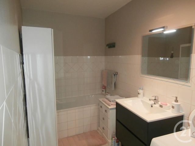 Afficher la photo en grand Appartement F4 à louer - 4 pièces - 84.0 m2 - CALAIS - 62 - NORD-PAS-DE-CALAIS - Century 21 Immopale